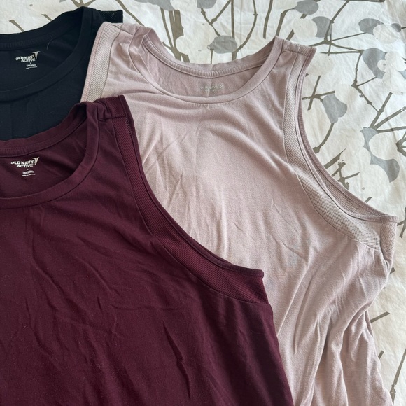Three old navy tank tops - Picture 3 of 6